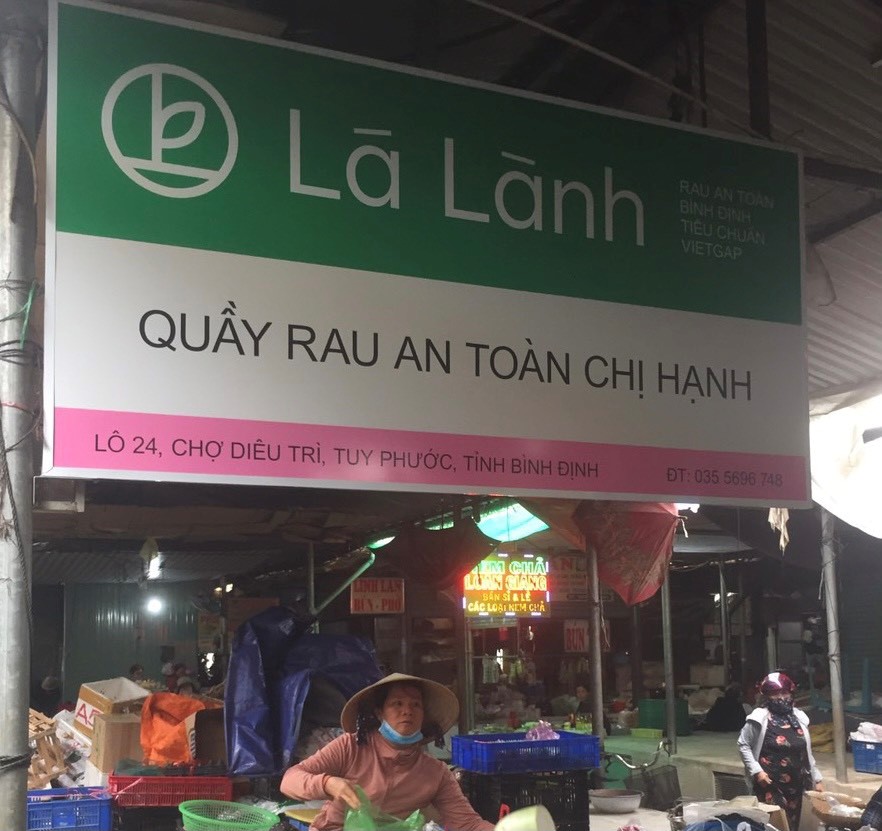 Quầy rau chị Hạnh tại chợ Diêu Trì, huyện Tuy Phước