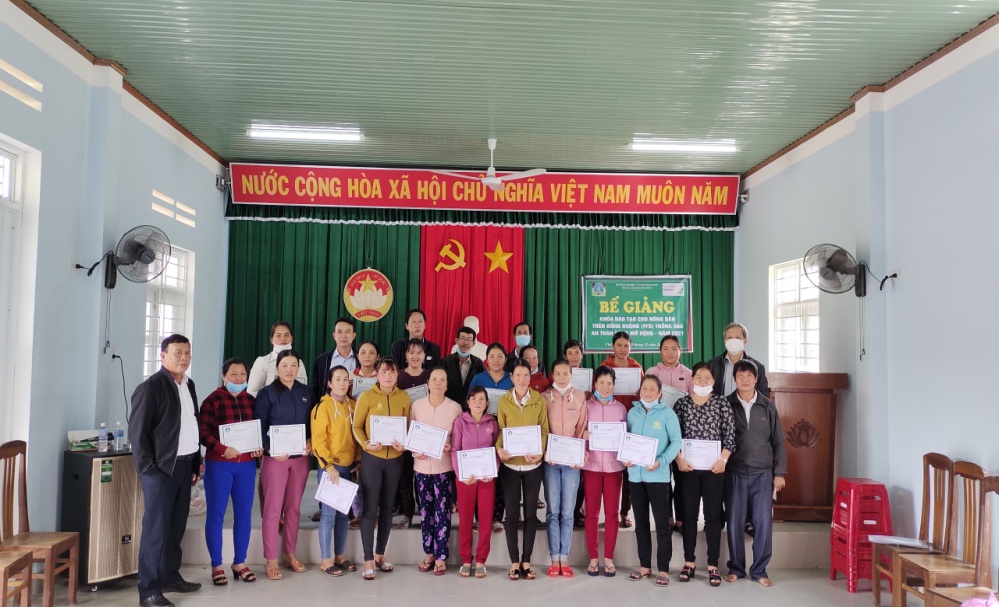 Đại biểu và học viên dự bế giảng khóa đào tạo